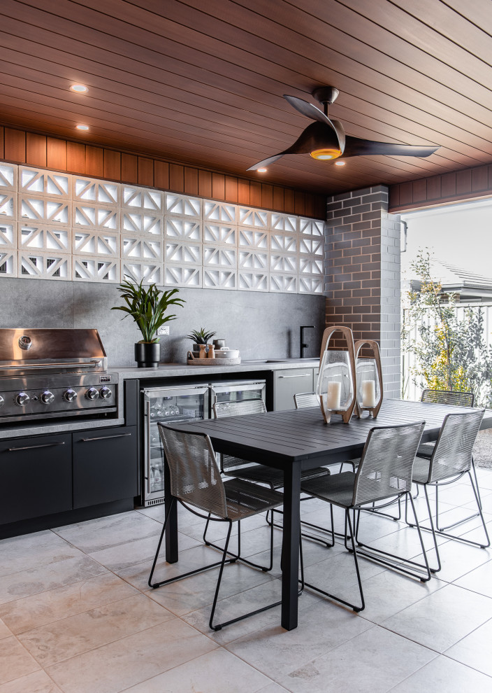 Стильный дизайн: двор в современном стиле с летней кухней без защиты от солнца - последний тренд