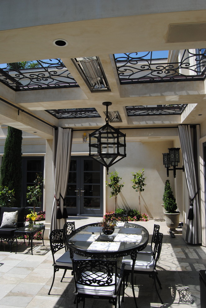 Идея дизайна: большой двор на заднем дворе в классическом стиле с мощением тротуарной плиткой, навесом и летней кухней