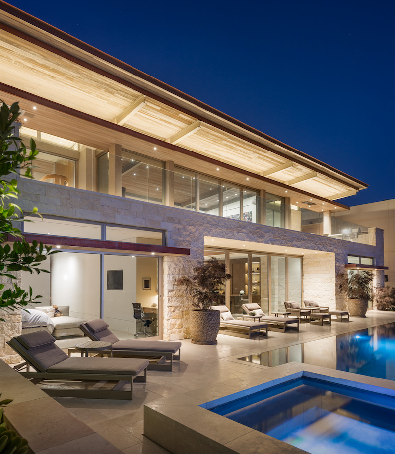 Großer, Gefliester Moderner Patio hinter dem Haus mit Wasserspiel und Markisen in Orange County