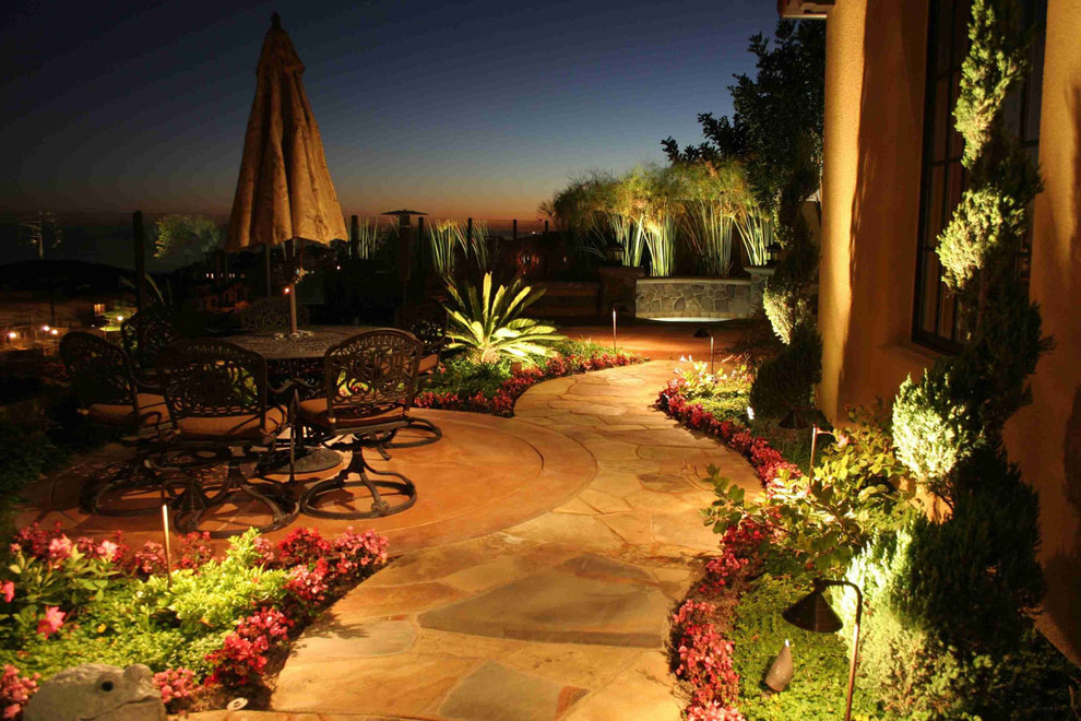 Foto di un grande patio o portico tradizionale dietro casa con pavimentazioni in pietra naturale