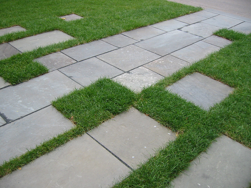 Ispirazione per un patio o portico tradizionale con pavimentazioni in pietra naturale