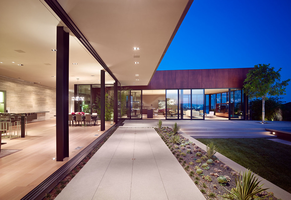 На фото: большой двор на внутреннем дворе в современном стиле с покрытием из бетонных плит и навесом