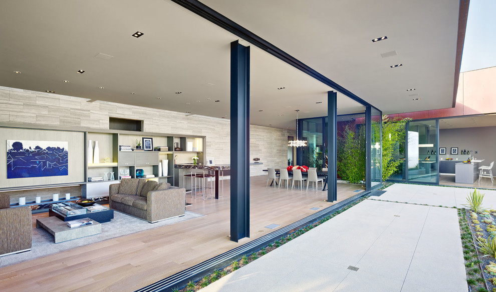Стильный дизайн: большой двор на внутреннем дворе в современном стиле с покрытием из бетонных плит и навесом - последний тренд