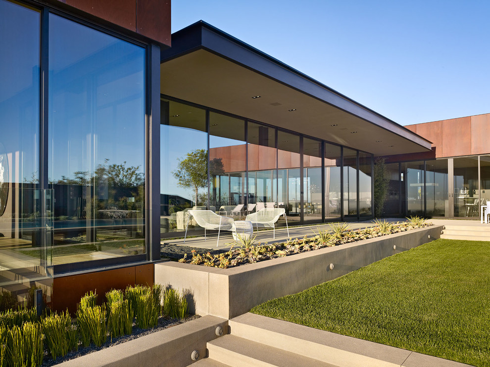 Großer, Überdachter Moderner Patio im Innenhof mit Betonplatten in Los Angeles