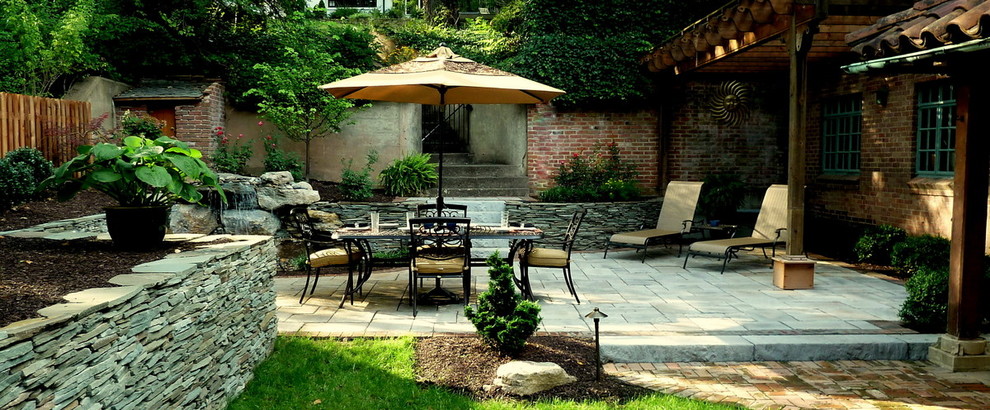 На фото: маленький двор на заднем дворе в средиземноморском стиле с фонтаном, мощением тротуарной плиткой и навесом для на участке и в саду с