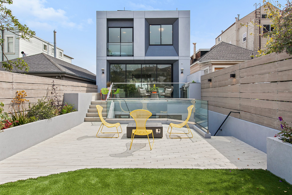 Immagine di un patio o portico minimal dietro casa con un focolare e nessuna copertura