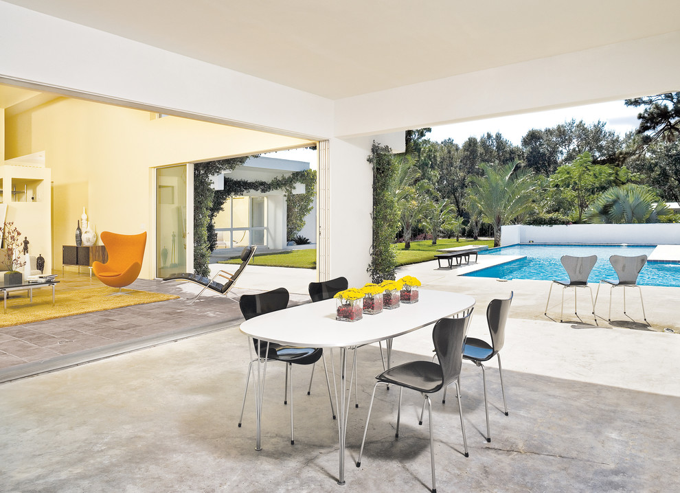 Идея дизайна: двор среднего размера на боковом дворе в современном стиле с покрытием из бетонных плит и навесом