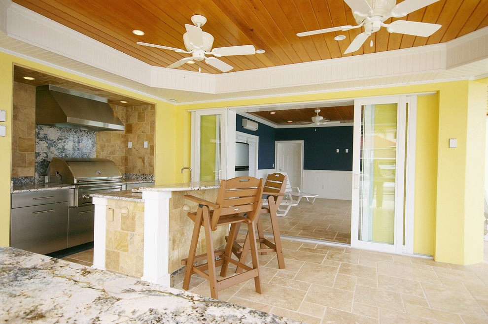 Стильный дизайн: двор на заднем дворе в морском стиле с летней кухней, покрытием из плитки и навесом - последний тренд