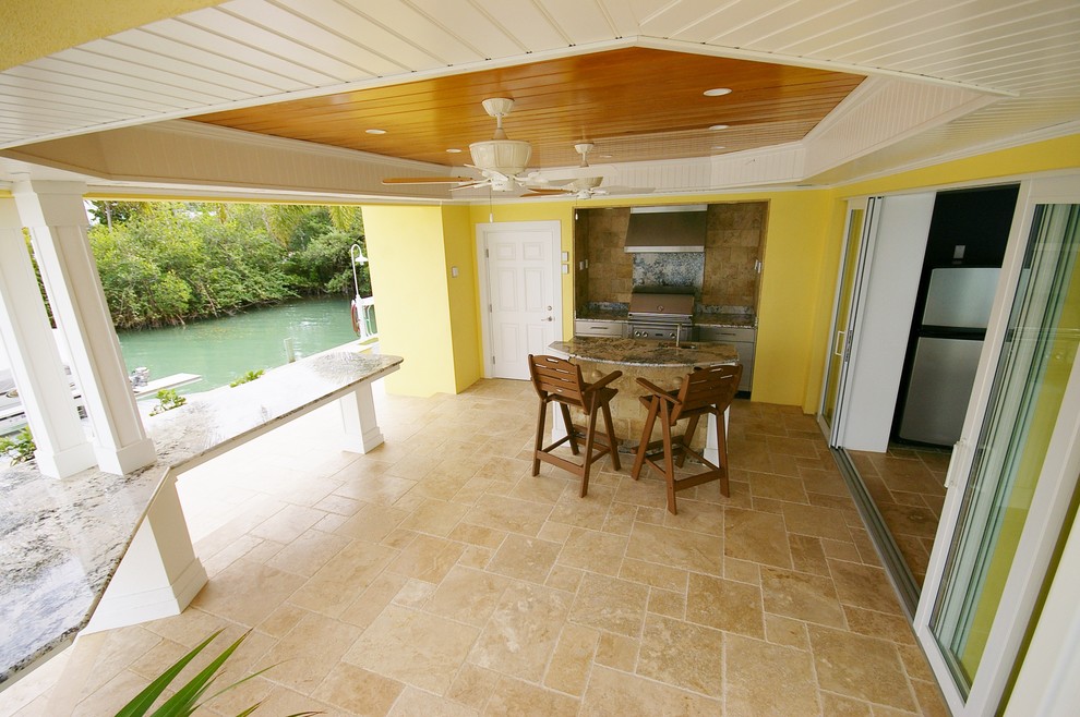 Пример оригинального дизайна: двор на заднем дворе в морском стиле с летней кухней, покрытием из плитки и навесом