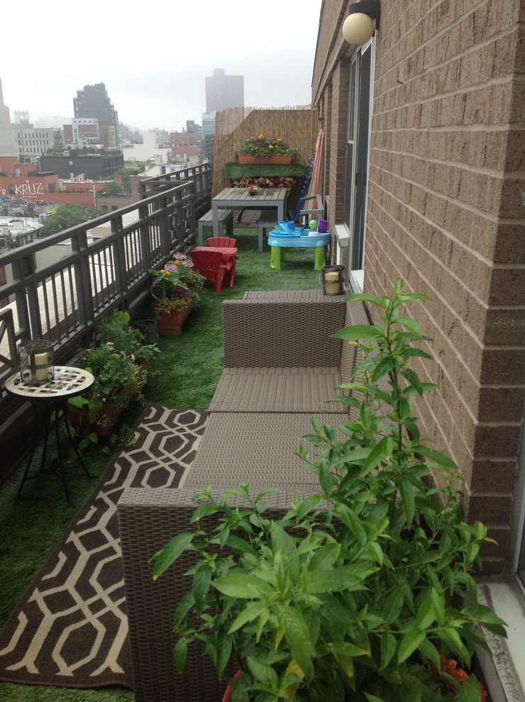 Kleiner, Unbedeckter Moderner Patio neben dem Haus mit Kübelpflanzen in New York