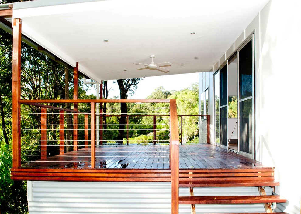 Ispirazione per un patio o portico moderno di medie dimensioni e nel cortile laterale con pedane e una pergola