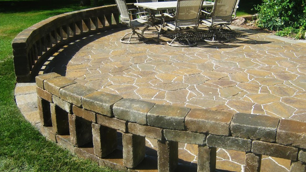 Ejemplo de patio clásico de tamaño medio sin cubierta en patio trasero con adoquines de piedra natural