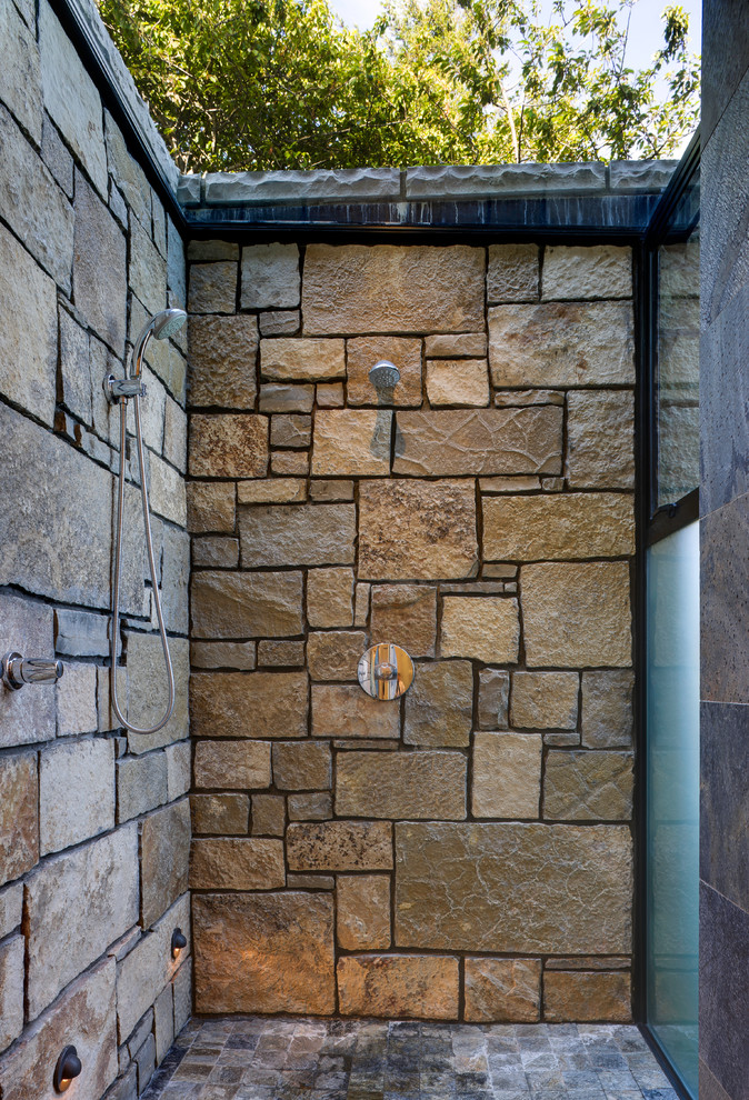 Cette image montre une terrasse avec une douche extérieure arrière design de taille moyenne avec des pavés en pierre naturelle et aucune couverture.