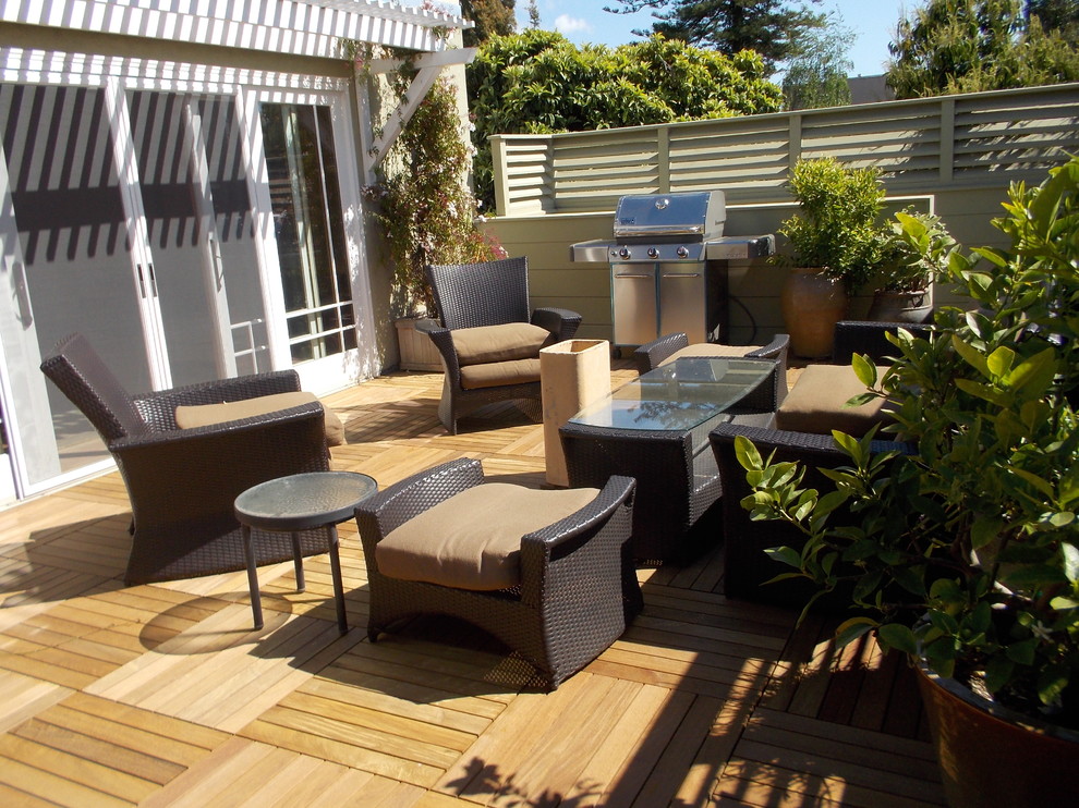 Imagen de patio contemporáneo de tamaño medio sin cubierta en patio trasero con jardín de macetas y entablado