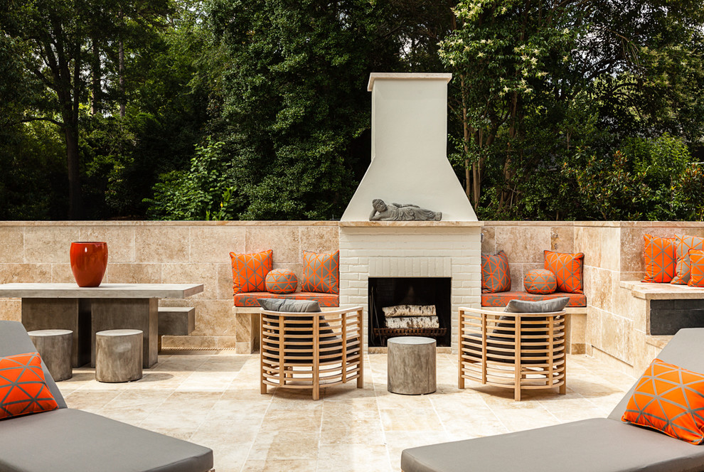 ローリーにあるラグジュアリーな広いトランジショナルスタイルのおしゃれな裏庭のテラス (日よけなし、タイル敷き、屋外暖炉) の写真