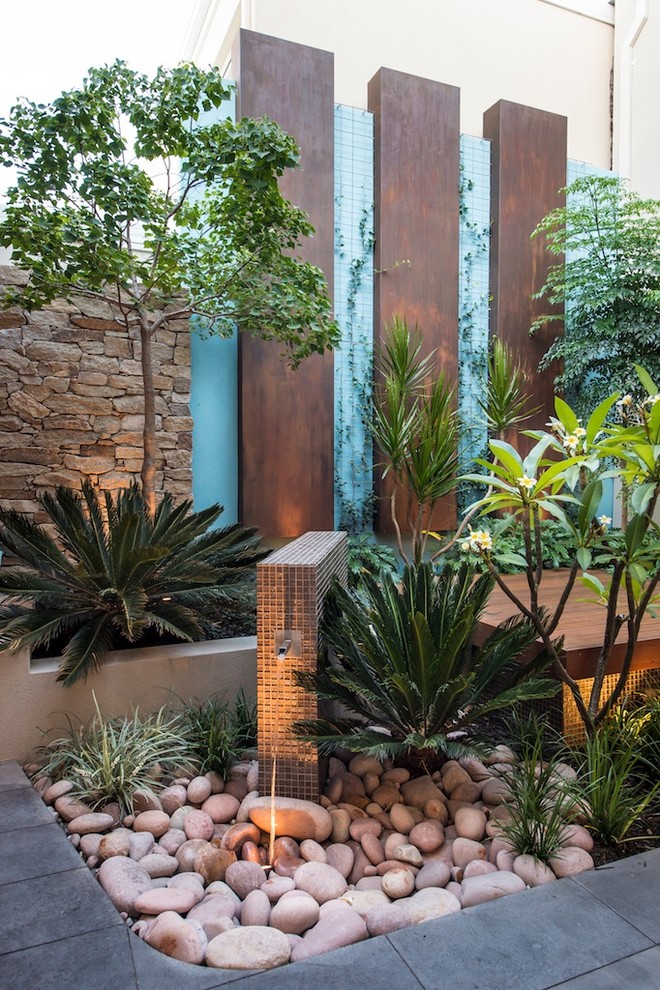 Immagine di un piccolo patio o portico minimal in cortile con ghiaia