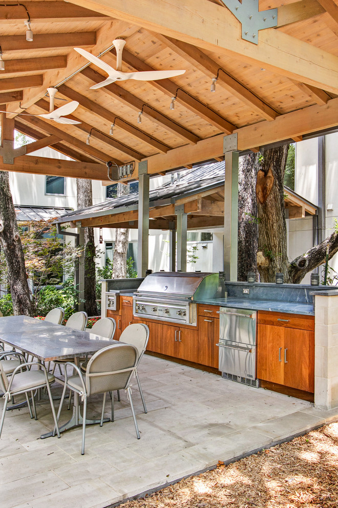 Foto di un patio o portico tradizionale di medie dimensioni e dietro casa con pavimentazioni in cemento e un gazebo o capanno