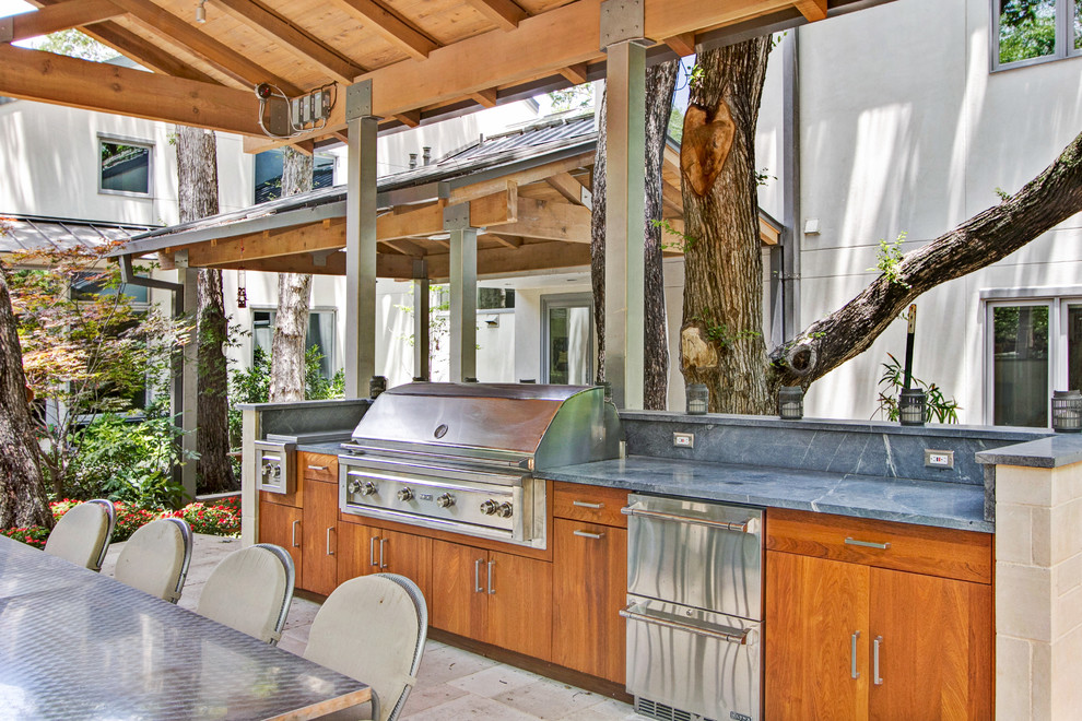 Ejemplo de patio moderno de tamaño medio en patio trasero con cocina exterior, adoquines de hormigón y pérgola