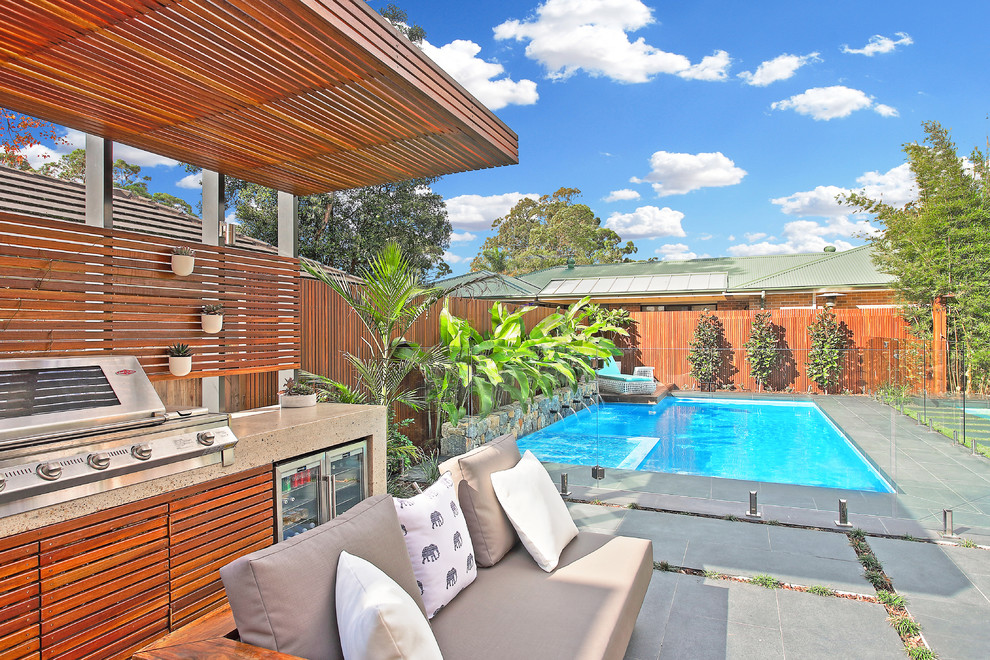 Mittelgroße Klassische Pergola hinter dem Haus mit Outdoor-Küche und Natursteinplatten in Sydney