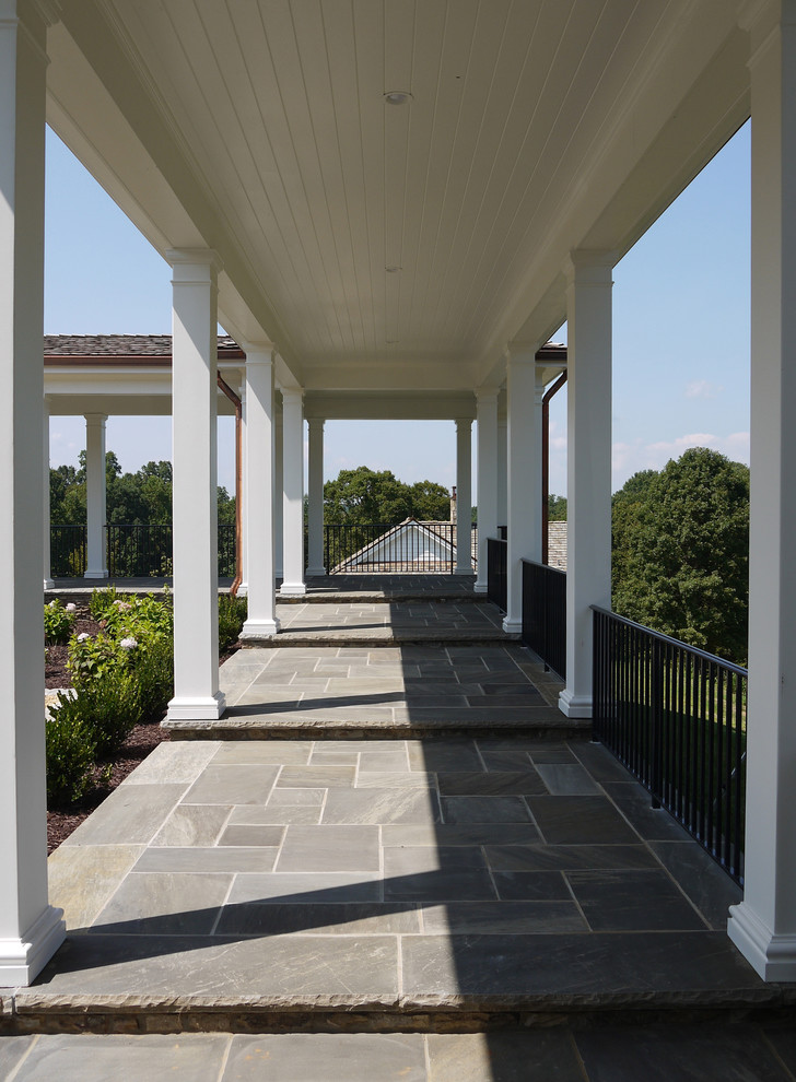 Foto di un patio o portico classico