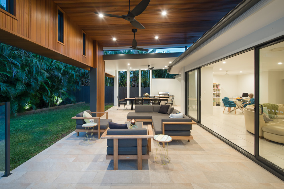Идея дизайна: двор среднего размера на заднем дворе в современном стиле с покрытием из плитки и навесом