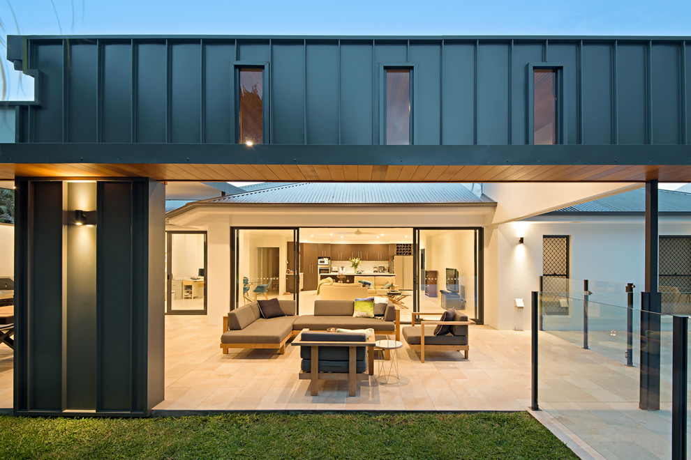 Свежая идея для дизайна: двор среднего размера на заднем дворе в современном стиле с покрытием из плитки и навесом - отличное фото интерьера