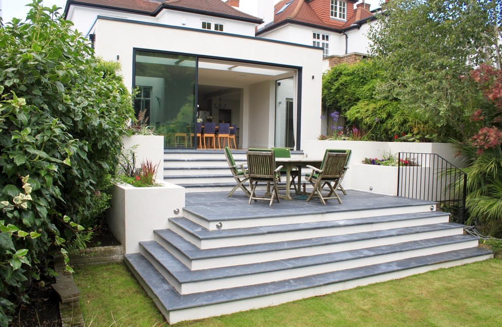 Идея дизайна: двор среднего размера на заднем дворе в современном стиле с покрытием из каменной брусчатки без защиты от солнца