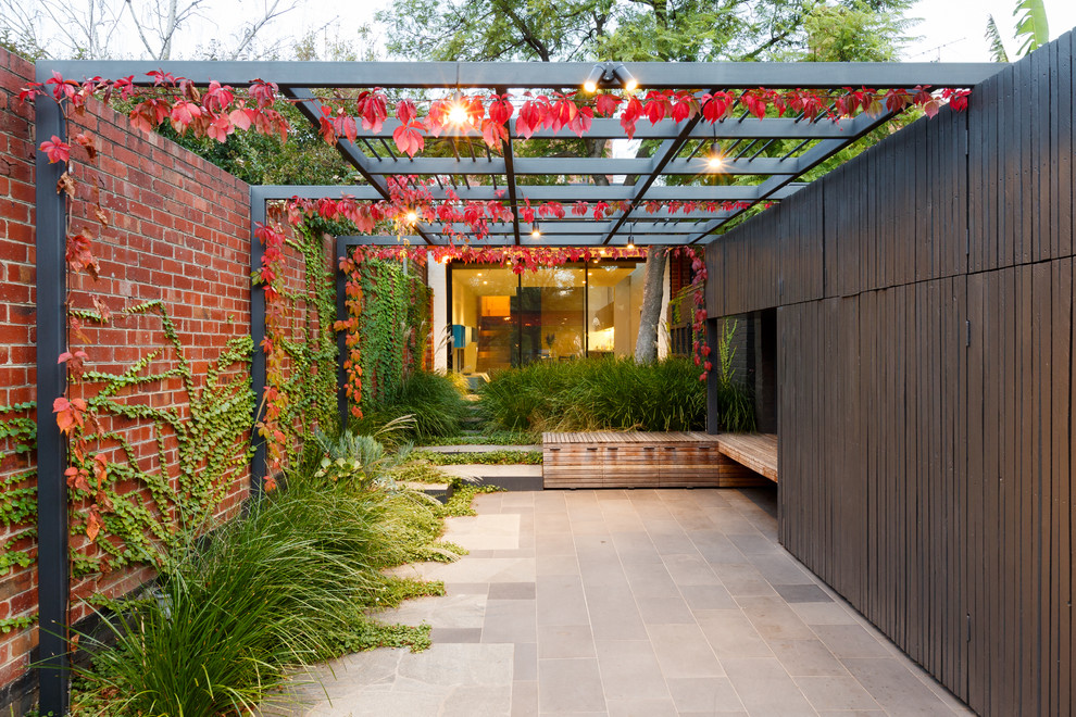 Ispirazione per un patio o portico design di medie dimensioni e dietro casa