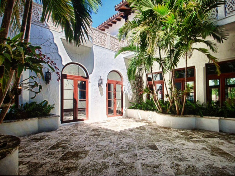 Photo of a mediterranean patio in Miami.