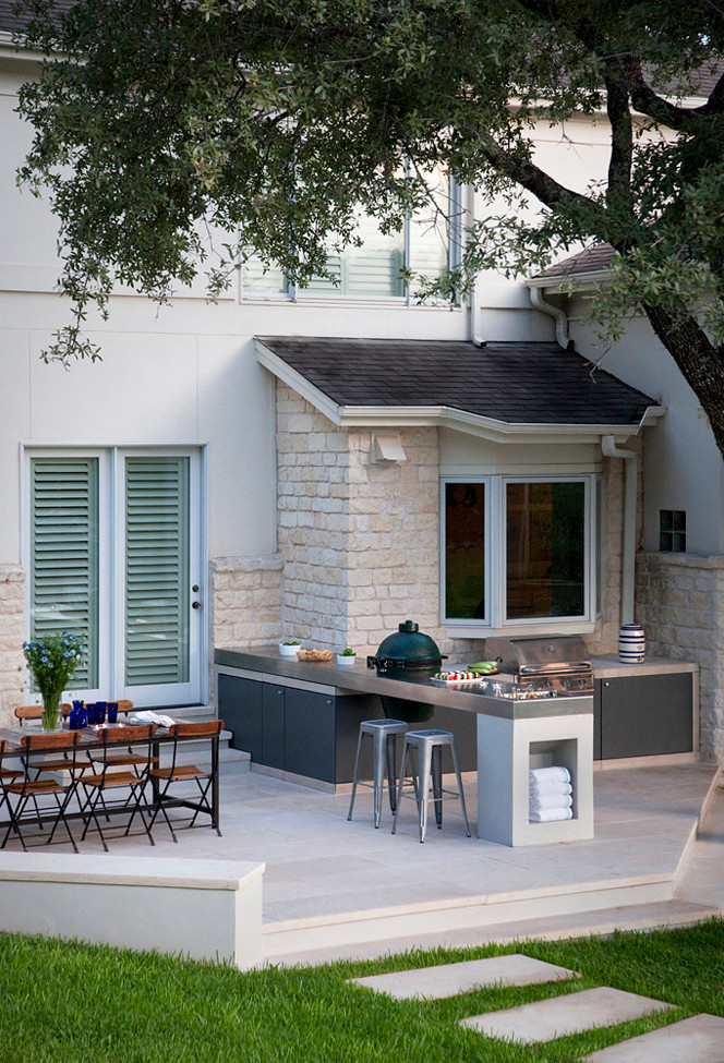 Diseño de patio actual de tamaño medio sin cubierta en patio trasero con cocina exterior y adoquines de hormigón