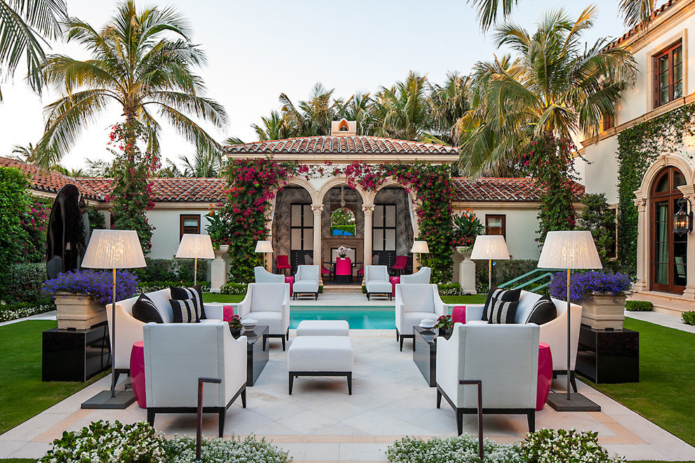 マイアミにある地中海スタイルのおしゃれな中庭のテラス (日よけなし) の写真