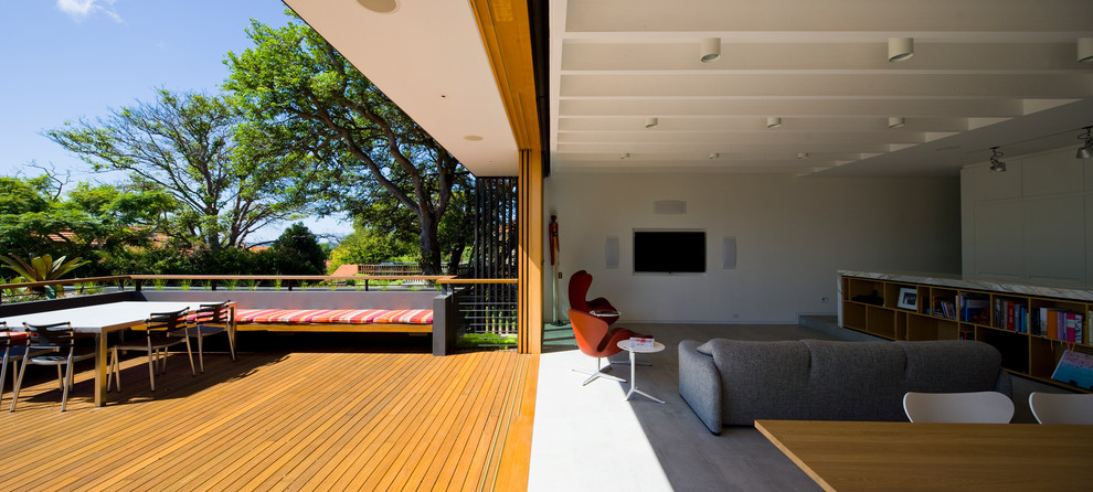 Design ideas for a contemporary back patio in Sydney.
