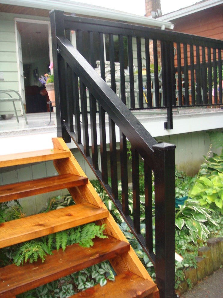 Example of a classic patio design in Vancouver