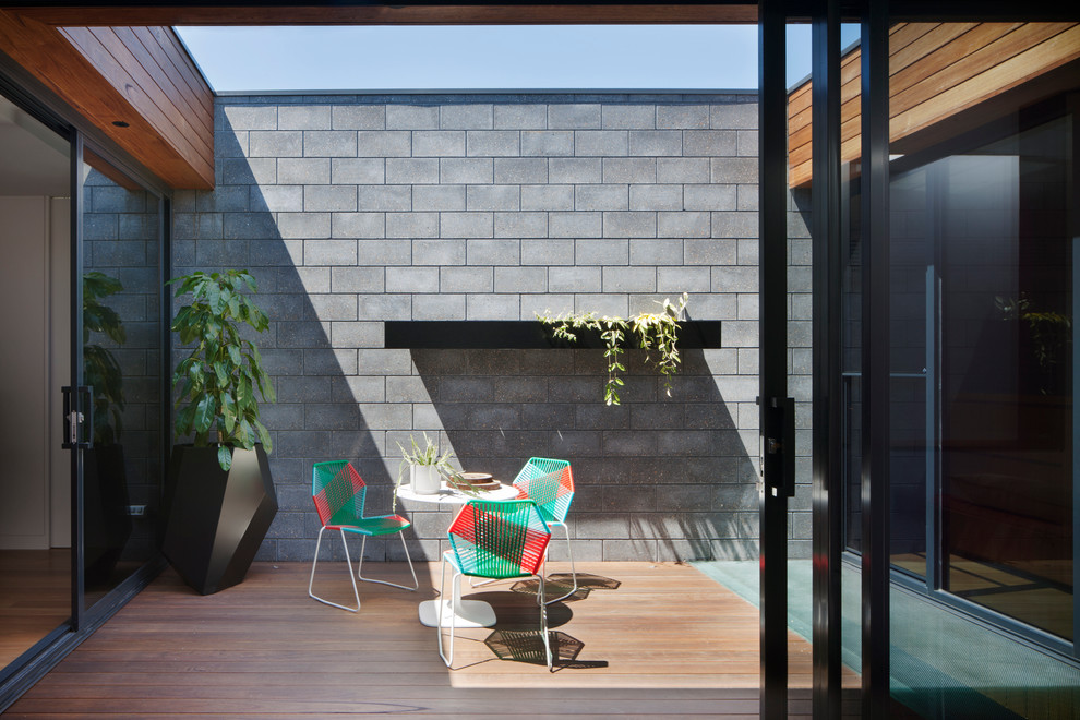 Mittelgroßer Patio neben dem Haus mit Pflanzwand und Dielen in Melbourne