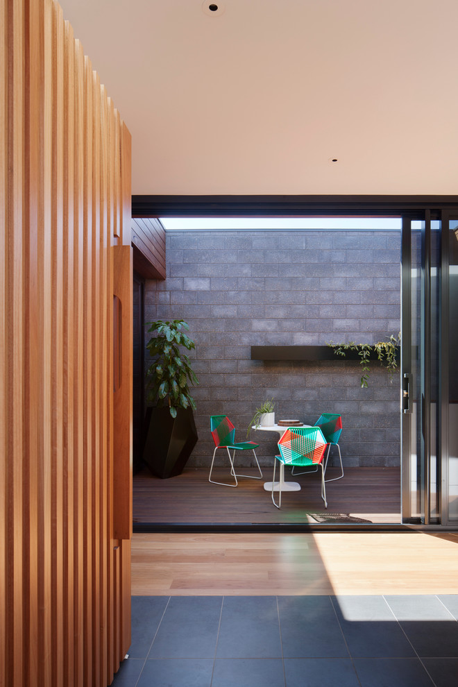 Пример оригинального дизайна: двор на внутреннем дворе в современном стиле с настилом без защиты от солнца