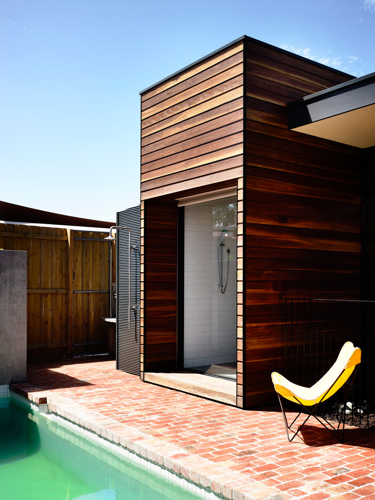 Идея дизайна: двор в современном стиле с мощением клинкерной брусчаткой