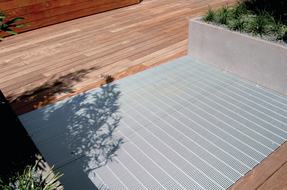 Cette image montre une terrasse minimaliste avec une cour.