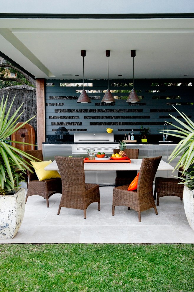 Aménagement d'une terrasse contemporaine de taille moyenne avec une cuisine d'été, du carrelage et une extension de toiture.