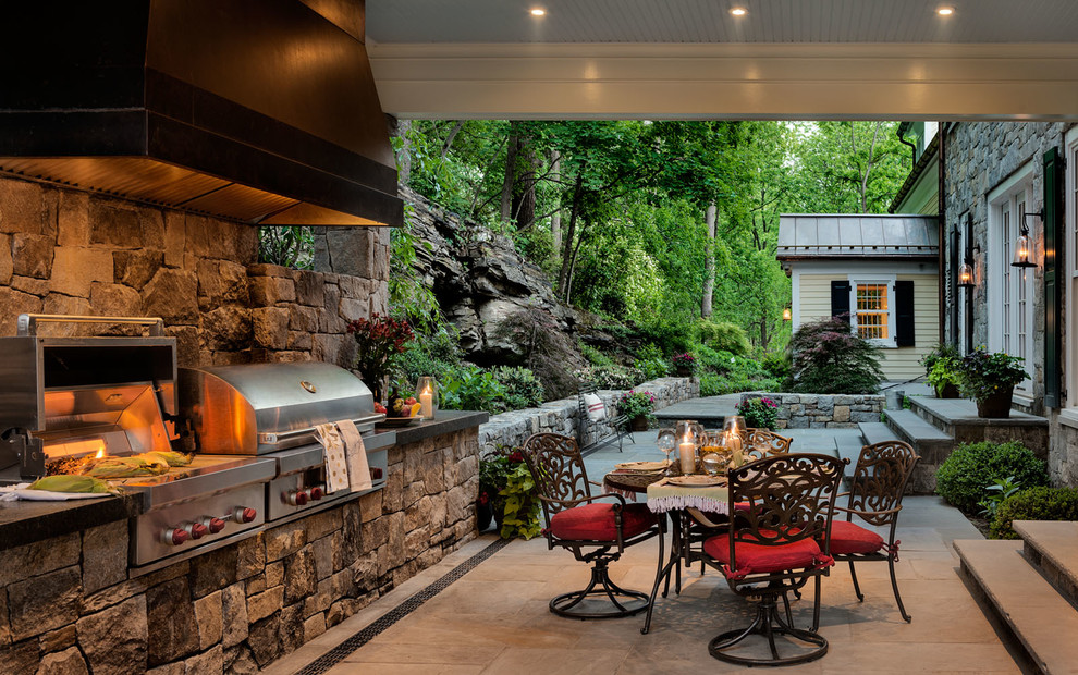 Mittelgroßer, Überdachter Landhausstil Patio neben dem Haus mit Outdoor-Küche und Natursteinplatten in New York