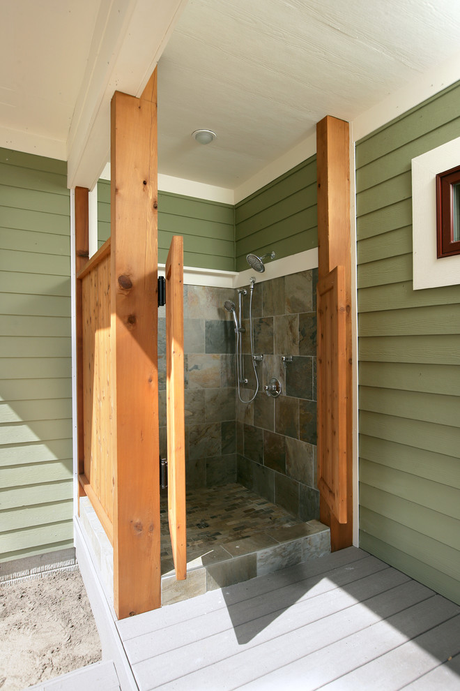 Exemple d'une terrasse avec une douche extérieure chic.