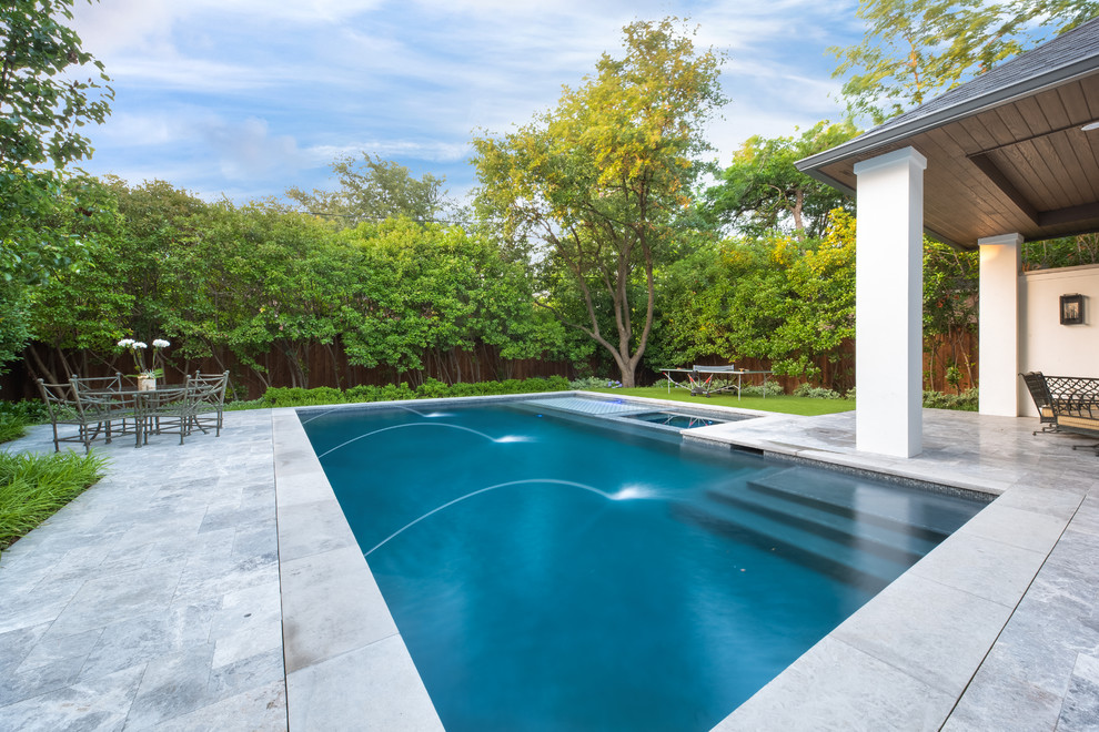 Стильный дизайн: бассейн на заднем дворе в стиле неоклассика (современная классика) с покрытием из каменной брусчатки - последний тренд