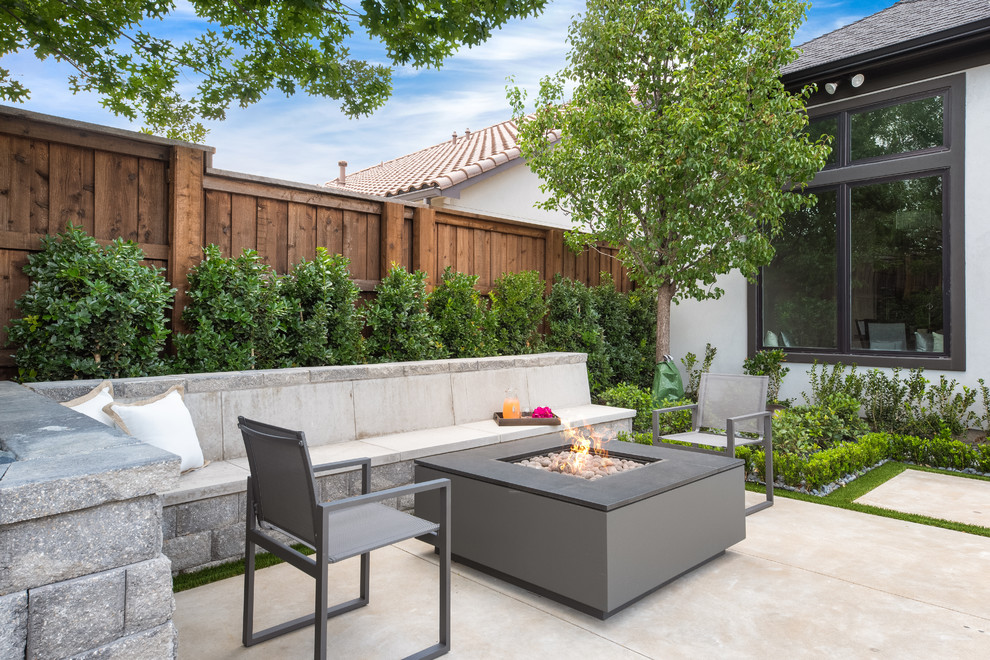 Diseño de patio minimalista con losas de hormigón y toldo