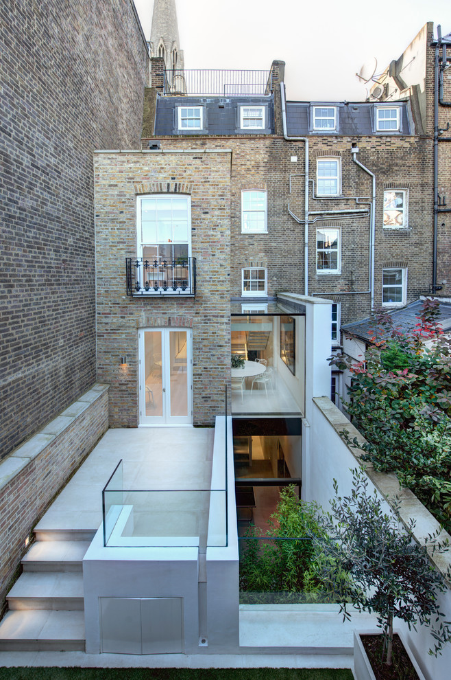 Mittelgroßer, Unbedeckter Moderner Patio hinter dem Haus mit Betonplatten in London