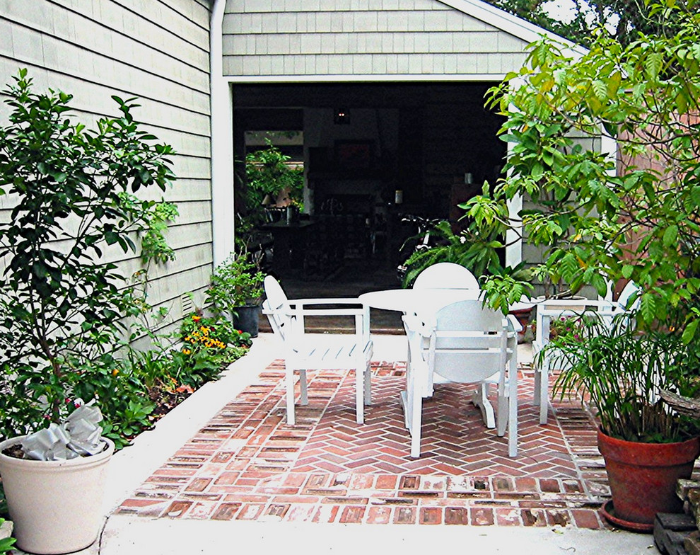 На фото: двор среднего размера на внутреннем дворе в классическом стиле с мощением клинкерной брусчаткой без защиты от солнца с