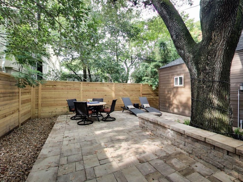 На фото: двор среднего размера на заднем дворе в стиле неоклассика (современная классика) с мощением клинкерной брусчаткой без защиты от солнца