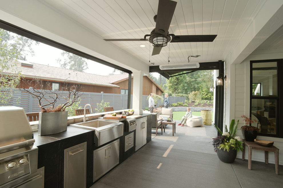 Diseño de patio campestre en patio trasero con cocina exterior y toldo