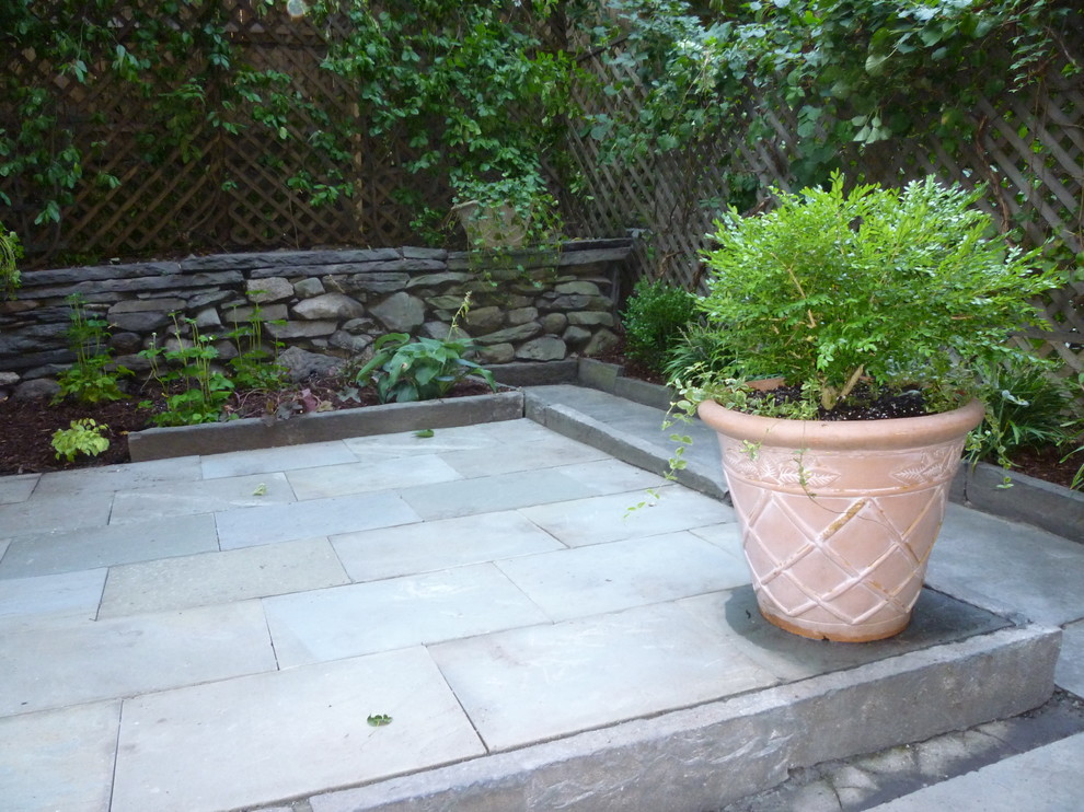 Kleiner, Unbedeckter Klassischer Patio hinter dem Haus mit Natursteinplatten und Kübelpflanzen in New York