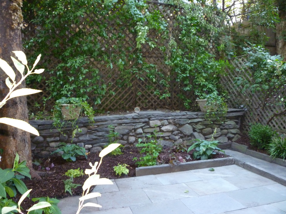 Ejemplo de jardín clásico pequeño en verano en patio trasero con jardín francés, exposición reducida al sol, jardín de macetas y adoquines de piedra natural