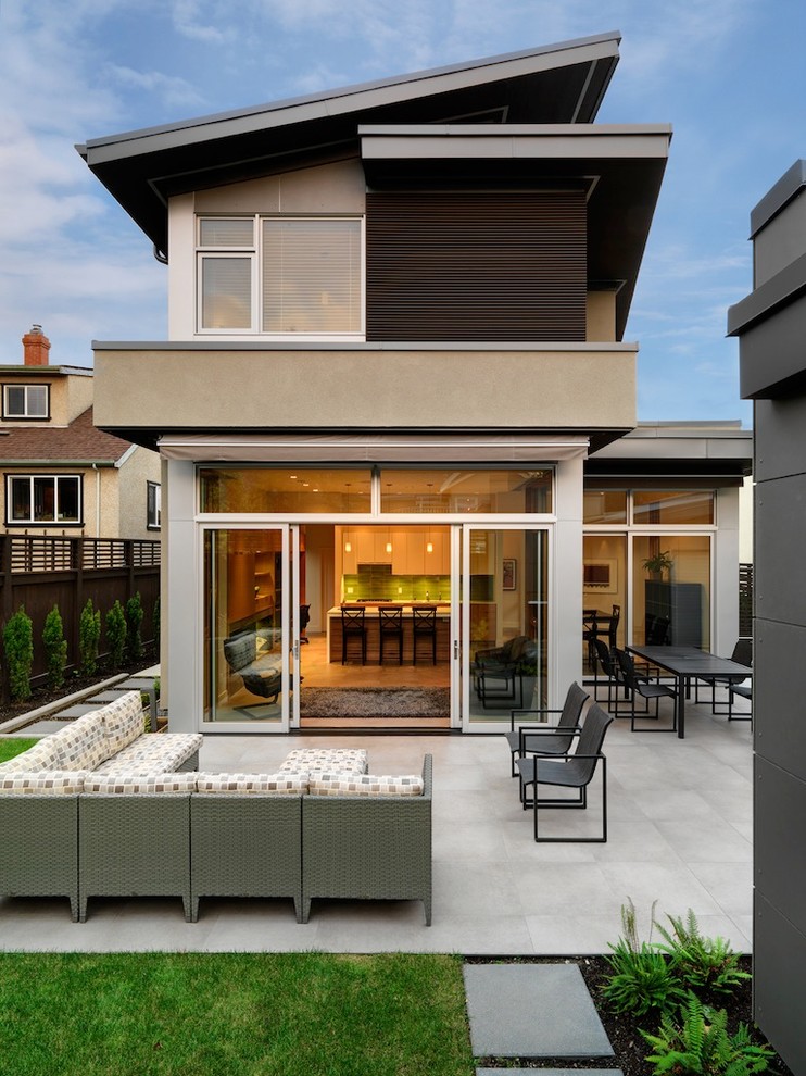 Стильный дизайн: двор среднего размера на заднем дворе в современном стиле с мощением тротуарной плиткой без защиты от солнца - последний тренд