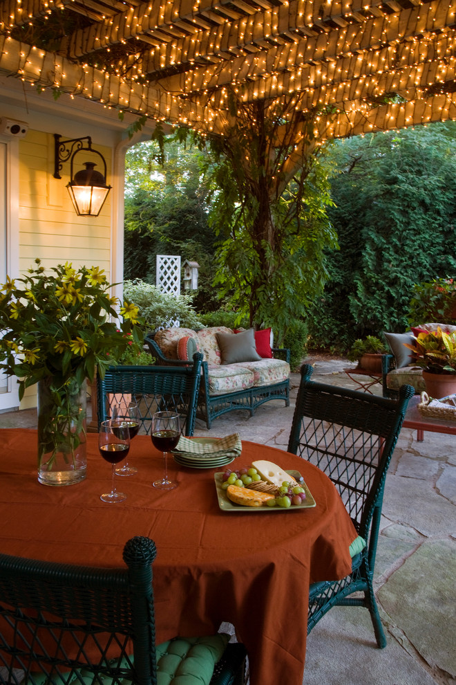 Example of a classic patio design in Chicago